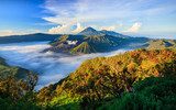 Brume matinale sur montagnes sacrées