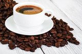 Café et grains sur table claire