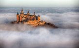 Château médiéval en pleine brume