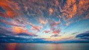 Crépuscule éclatant en mer calme
