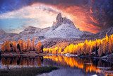 Crépuscule flamboyant sur lac paisible