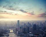 Crépuscule urbain avec ponts et brume