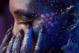 Éclat d'étoiles sur peau scintillante