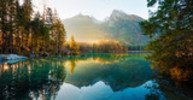 Éclat doré sur lac alpin