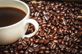 Énergie intense du café fraîchement moulu