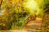 Escalier d'automne en lumière dorée