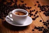 Éveil caféiné sur bois chaleureux
