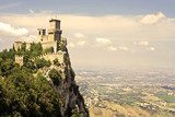 Forteresse perchée sur falaise embrumée
