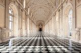 Galerie baroque aux sols damiers