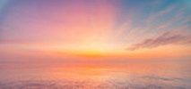 Horizon flamboyant sur mer calme