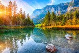 Lever de soleil sur lac montagneux éclatant
