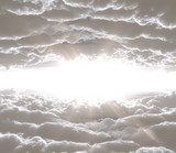 Lueur céleste entre les nuages