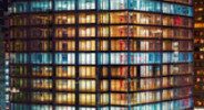 Lueur urbaine sous les vitres éclairées