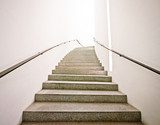 Montée lumineuse et minimaliste