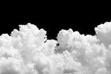 Nuages blancs sur ciel sombre contrasté
