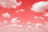 Nuages blancs sur fond rouge vibrant