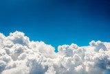 Nuages Cumulus sur Fond Bleu Lumineux