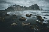 Onde sombre sous cimes surprenantes