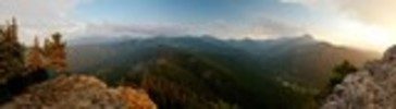 Panorama montagneux au lever du soleil