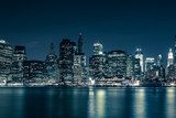Panorama urbain nocturne éclairé