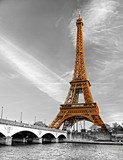 Paris en couleur sélective sur ciel nuageux