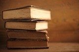 Pile de livres anciens au charme vintage