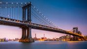 Pont suspendu au crépuscule urbain
