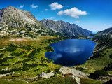 Reflet azuré dans vallée alpine