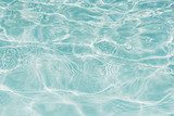 Reflets apaisants d'une surface aquatique