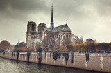 Rivière d'automne sous ciel menaçant