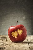 Rouge passion sur bois rustique