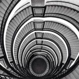 Volutes hypnotiques en noir et blanc