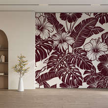 Hibiscus-bordeaux-dans-une-composition-tropicale-papiers-peints-fleurs-papiers-peints-demural
